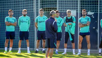 Álvaro Cervera, entrenador del Cádiz, da instrucciones a sus jugadores durante una sesión de entrenamiento.