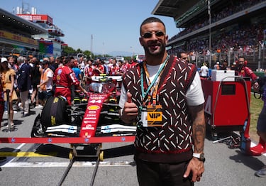Kyle Walker posa con el Ferrari de Lewis Hamilton antes del Gran Premio de Barcelona que se disputa en el circuito de Barcelona-Cataluña.