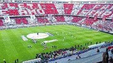 <b>REVENTARÁ</B>. El estadio Vicente Calderón reventará el día de la visita del Real Madrid. Peñas de toda España estarán presentes en el encuentro.
