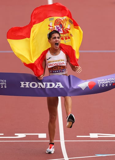Celebración de María Pérez tras ganar la prueba femenina de 35 kilómetros marcha en el primer día del Campeonato Mundial de Atletismo Tokio 2025 en el Estadio Nacional.