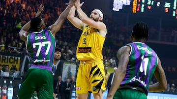 ATHENS (Greece), 09/05/2025.- AEK's Grant Golden (C) in action during the FIBA Champions League Final Four semifinals match between AEK Betsson BC and Unicaja Malaga, in Athens, Greece, 09 May 2025. (Baloncesto, Liga de Campeones, Grecia, Atenas) EFE/EPA/GEORGIA PANAGOPOULOU