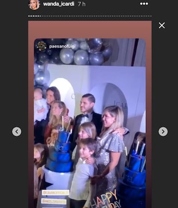 Mauro Icardi y Edinson Cavani posan con sus familias. 