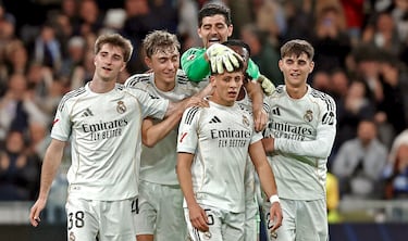 4-1. AEl jugador turco del Real Madrid es felicitado por su compañeros.