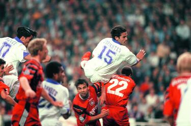 Si Karembeu se había convertido en el héroe madridista en Alemania, en el Bernabéu volvería a abrir el marcador gracias a un sorprendente remate de cabeza. Los blancos, que en la máxima competición continental se transformaban (en Liga estaba obteniendo unos resultados mediocres), volvieron a regalar otra noche de magia a los aficionados madridistas: dispararon hasta en 21 ocasiones sobre la meta alemana: 12 tiros a puerta, tres goles y seis que se marcharon fuera. De hecho, Heinen, su portero, fue el mejor hombre del Leverkusen. Tras Karembeu, Morientes, de cabeza (en la imagen), y Fernando Hierro, de penalti, certificaron el 3-0 final del marcador.