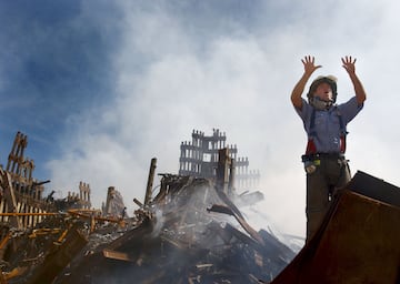 Un bombero de la ciudad de Nueva York llama a 10 rescatistas más para que se abran paso entre los escombros del World Trade Center el 14 de septiembre de 2001.