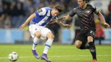 Hector Herrera y Vitor Gomes luchan por un bal&oacute;n en el encuentro de Liga de Portugal entre Oporto y Moreirense.