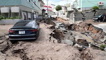 Un coche queda atrapado en una carretera destrozada por el terremoto de 6,7 grados en la escala Richter que sacudi&oacute; la isla japonesa de Hokkaido.