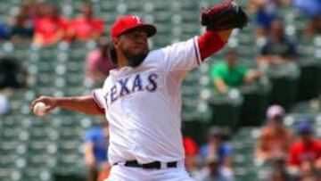 Yovani Gallardo (49) lanzando en el Globe Life Park de Arlington frente a los Toronto Blue Jays.