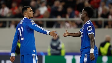 Trent Alexander-Arnold y Vinicius se felicitan en el partido ante Olypiacos.