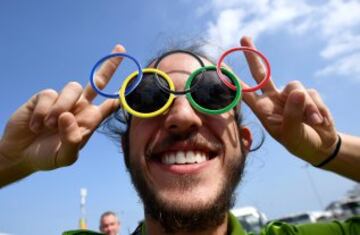 Un aficionado con las mejores gafas para ver estos juegos.