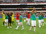 jugadores de la Selección Mexicana festejan el empate ante España en el año 2010 en el Estadio Ciudad de México.