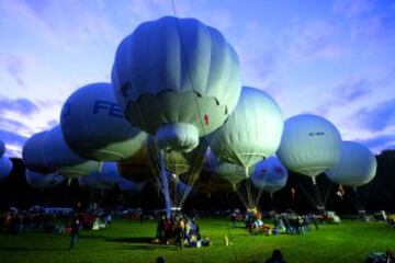 Los participantes de la 60ª Copa Aeronautica Gordon Bennett preparan sus globos en Gladbeck, al oeste de Alemania.