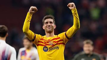 Barcelona's Spanish midfielder #20 Sergi Roberto celebrates his team's victory after the Spanish league football match between Club Atletico de Madrid and FC Barcelona at the Metropolitano stadium in Madrid on March 17, 2024. (Photo by OSCAR DEL POZO / AFP)