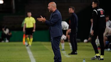 José Alberto y Rubén Albés, un lujo para cualquier área técnica. El Sardinero reunió a dos referentes de la pizarra.