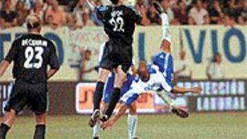 <b>ACRÓBATA</B>. El primer gol del Málaga lo marcó de bella factura el delantero Edgar Carvalho Pacheco.