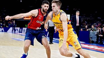 GRAF1417. VITORIA, 18/11/2018.- El alero del Herbalife Gran Canaria Xavier Rabaseda (d) y el alero argentino del Kirolbet Baskonia Patricio Garino durante el partido correspondiente a la novena jornada de la Liga Endesa de baloncesto disputado hoy en el pabellón Fernando Buesa de Vitoria. EFE/David Aguilar