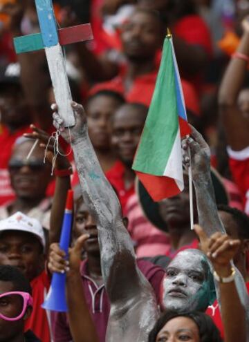 Seguidores durante la ceremonia de inauguración de la Copa de África 2015 en el Estadio de Bata