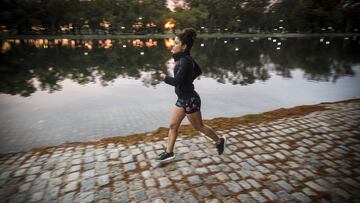 La nadadora argentina Daniela Maldonado corre en los Bosques de Palermo.