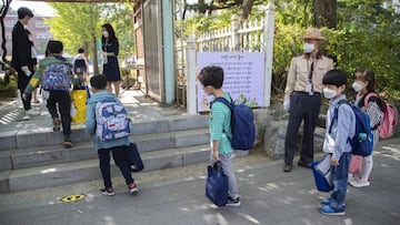 Un grupo de peque&ntilde;os estudiantes retoman las clases en un escuela de Se&uacute;l, despu&eacute;s de que las autoridades del pa&iacute;s relajaran algunas de las medidas de prevenci&oacute;n contra el COVID-19.
 Servicio Ilustrado (Autom&aacute;tico