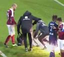 El lanzamiento de un petardo al portero para el Metz-Lyon