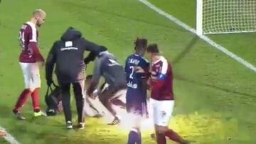 El lanzamiento de un petardo al portero para el Metz-Lyon