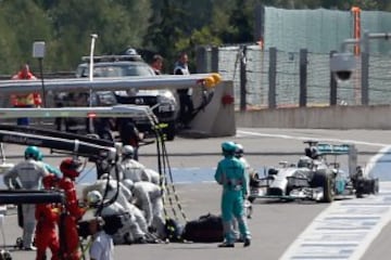 Lewis Hamilton tiene el neumático pinchado después de tapar el adelantamiento de Nico Rosberg en Les Combes. El británico le ha cerrado el paso y el alemán, que tiene tocado el alerón delantero, le ha destrozado la carrera a su compañero.