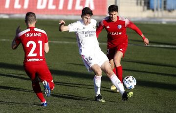 Morante controla el bal&oacute;n en el Real Madrid Castilla-Las Rozas.