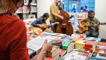 La Banda del Ángel Caído actúa en la nueva Central de Callao para celebrar la Noche de los Libros, en la librería ‘La Central del Callao, a 21 de abril de 2023, en Madrid (España). Tras abandonar su antigua sede, que se encontraba instalada en la casa palacete isabelina, esta  librería de referencia del centro de Madrid reabre sus puertas, con motivo de la celebración del Día Internacional del Libro, el próximo 23 de abril. La librería ofrece este concierto de la Banda del Ángel Caído, quienes mezclan clásicos de la época dorada del swing con otros más modernos.
Diego Radamés / Europa Press
21/04/2023