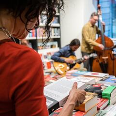 Americans are reading fewer books: The reasons behind the decrease