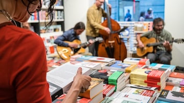 La Banda del Ángel Caído actúa en la nueva Central de Callao para celebrar la Noche de los Libros, en la librería ‘La Central del Callao, a 21 de abril de 2023, en Madrid (España). Tras abandonar su antigua sede, que se encontraba instalada en la casa palacete isabelina, esta  librería de referencia del centro de Madrid reabre sus puertas, con motivo de la celebración del Día Internacional del Libro, el próximo 23 de abril. La librería ofrece este concierto de la Banda del Ángel Caído, quienes mezclan clásicos de la época dorada del swing con otros más modernos.
Diego Radamés / Europa Press
21/04/2023