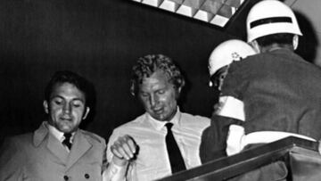 Bobby Moore, detenido por la policía, en Bogotá en mayo de 1970