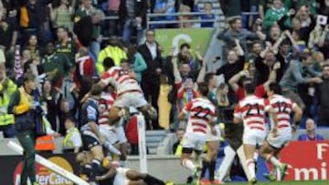 GWP-1. Brighton (United Kingdom), 19/09/2015.- Japanes celebrate their win as they score the final try during the Rugby World Cup 2015 pool B match between South Africa and Japan at the Amex stadium in Brighton, Britain, 19 September 2015. Japan won the match 34-32. (Jap&oacute;n) EFE/EPA/GERRY PENNY EDITORIAL USE ONLY/ NO COMMERCIAL SALES / NOT USED IN ASSOCATION WITH ANY COMMERCIAL ENTITY