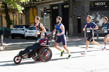Varias corredores participan en la maratón durante la 46ª edición del Zurich Rock 'N' Roll Running Series.