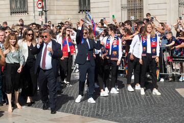 Las campeonas de Europa ofrecen su triunfo en la Generalitat de Catalunya junto al presidente del Barcelona, Joan Laporta.