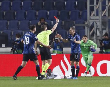 El árbitro Tobias Stieler enseñó la cartulina roja a Remo Freuler por la acción con Ferland Mendy.