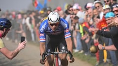 Van der Poel, animado por una multitud de aficionados en la París-Roubaix.