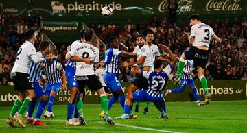 El remate de Satrústegui, del Racing, que pareció ser el segundo gol del Racing frente al Alavés.