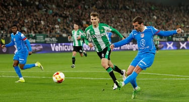 0-4. Otro contragolpe letal. El debutante, Ademola Lookman, avazan desde el centro del campo, le dobla Antoine Griezmann, le asiste el delantero nigeriano y el mediocentro francés bate a Adrián.