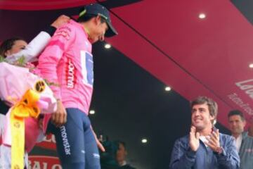 Alonso entrega la maglia rosa en el Giro