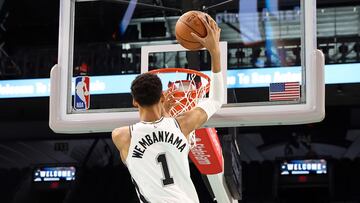 San Antonio (United States), 24/06/2023.- San Antonio Spurs first round pick Victor Wembanyama of France gives fans a first look dressed in a Spurs uniform during a shoot around at the press conference at the AT&T Center in San Antonio, Texas, USA, 24 June 2023. The Spurs had the first and 44th pick of the 2023 draft. (Baloncesto, Francia, Estados Unidos) EFE/EPA/ADAM DAVIS SHUTTERSTOCK OUT