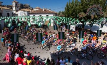 El pelotón durante la tercera etapa de la Vuelta Ciclista a España 2014 que hoy ha transcurrido entre Cádiz capital y el municipio gaditano de Arcos de la Frontera, con un recorrido de 197,8 kilómetros.