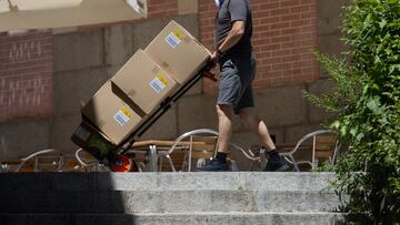 Un hombre sujeta varias cajas, a 2 de julio de 2024, en Madrid (España). En el mes de junio se han creado en España 71.095 puestos de trabajo, la mayoría vinculados a la hostelería y el comercio. El paro se ha reducido en 46.783 personas respecto a mayo, situándose el número total de desempleados por debajo de los 2,6 millones de personas, en mínimos desde 2008. Así se desprende de los datos difundidos hoy por los ministerios de Inclusión y Trabajo respectivamente, relativos al número de afiliados a la Seguridad Social y al número de personas registradas como parados en las oficinas del Servicio Estatal Público de Empleo (SEPE).
02 JULIO 2024;MADRID;HOSTELERIA;COMERCIO;PUESTOS DE TRABAJO
Eduardo Parra / Europa Press
02/07/2024