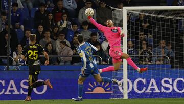 Álvaro Ferllo, portero del Deportivo, atrapa un balón contra el Zaragoza.