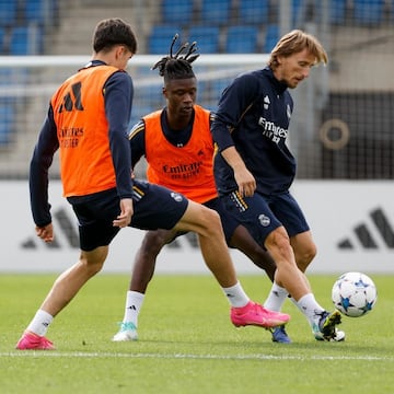 Jacobo Ortega, junto a Camavinga y Modric.