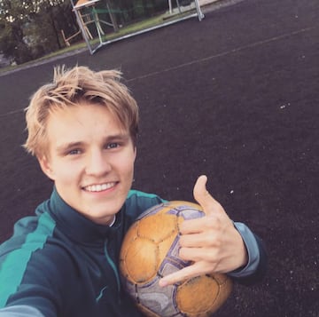 Ødegaard presumió esta imagen hace tiempo en sus redes sociales, pisando la cancha con la que jugaba con sus amigos en la infancia, donde los sueños comenzaban.