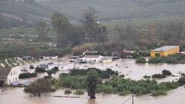 Imagen de la localidad gaditana de San Martín del Tesorillo y su entorno próximo inundado tras el paso de la borrasca Leonardo. A 5 de febrero de 2026, en Jimena de la Frontera, Cádiz (Andalucía, España). El Servicio de Emergecias de Andalucía EMA 112 ha gestionado durante la madrugada de este jueves 19 incidencias en la provincia de Cádiz, entre las que ha destacado la asistencia en San Roque por parte de Cruz Roja que presentaban signos de hipotermia tras haber sido rescatadas de sus viviendas por los GEAS de la Guardia Civil en San Martín del Tesorillo.
05 FEBRERO 2026
Francisco J. Olmo / Europa Press
05/02/2026