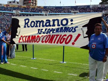 FUTBOL MEXICANO APERTURA 2005
MEXSPORT DIGITAL IMAGE
30 July 2005: Geneal view banner of Cruz Azul team showing their support to coach Romano during week 1 game of Torneo Apertura 2005./Vista general uan manta del equipo de Cruz Azul mostrando su apoyo al entrenador Ruben Omar Romano durante juego de la semana 1 del torneo de Apertura 2005.MEXSPORT/OMAR MARTINEZ