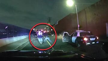 Un policía golpea a un ladrón que huye en skate por las calles de Los Ángeles (California, Estados Unidos), el 13 de febrero del 2023.