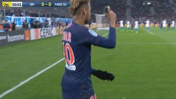 La afición del Marsella le tira de todo a Neymar en los córners