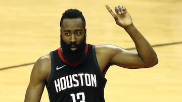 James Harden, de los Houston Rockets, durante el partido ante los Golden State Warriors.